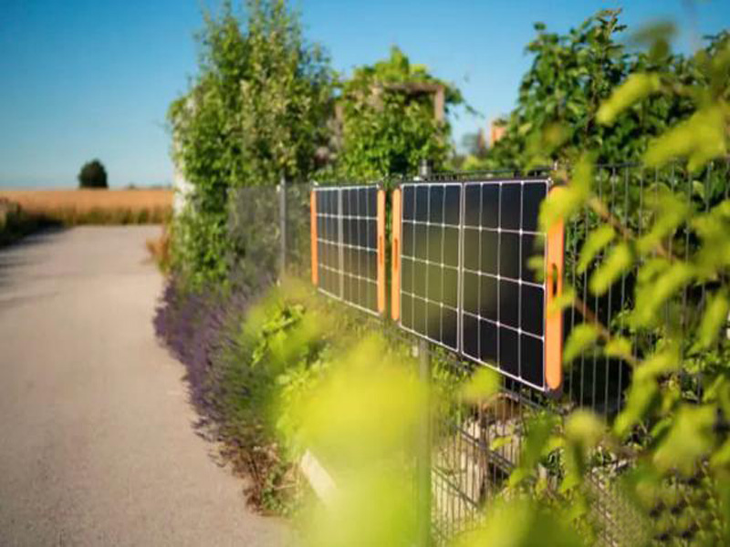 태양광 과잉 용량으로 인해 유럽 가정에서는 태양광을 정원 울타리로 사용하고 있습니다.